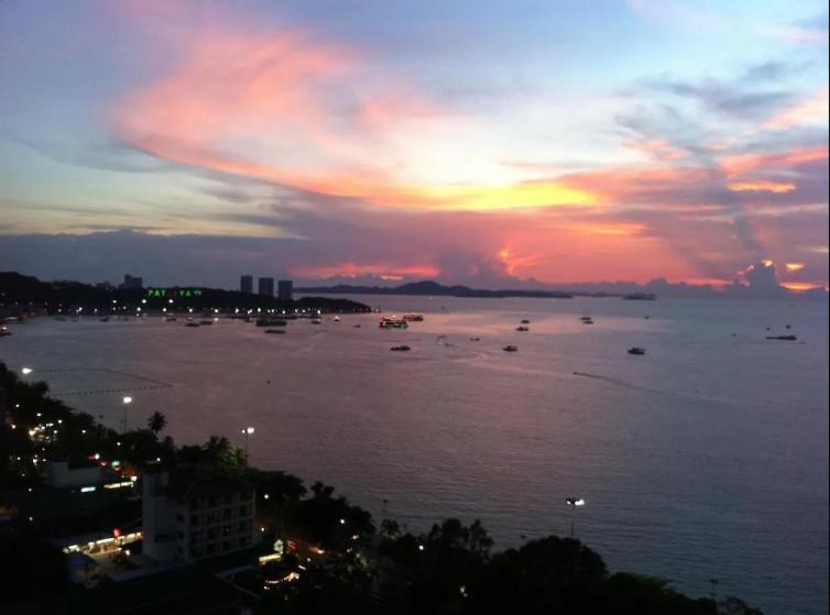 Great Location With Infinity Pool - Central Pattaya Appartement Buitenkant foto